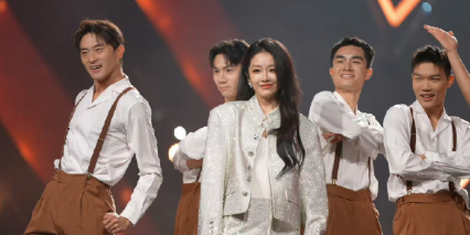 宜宾彻底成明星聚集地！歌星扎堆献唱，港星街头录综艺体验生活，电竞大神同台比拼超燃