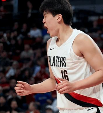 中国男篮球员杨瀚森迎来个人NBA常规赛首秀半场得到2分。NBA常规赛，开拓者主场