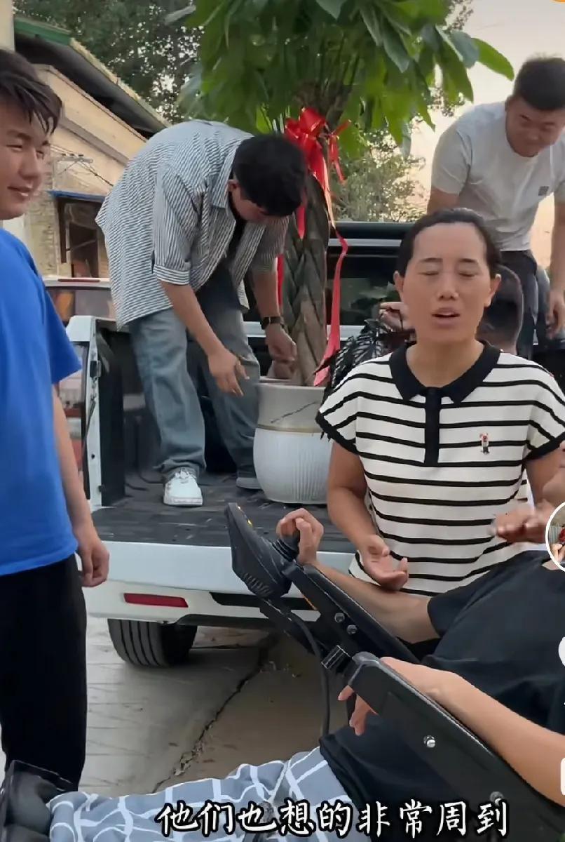 鹏妈一家的高光时刻来了，遭遇很多粉丝的不理解。
从以前穷困潦倒身背巨债，到现在风