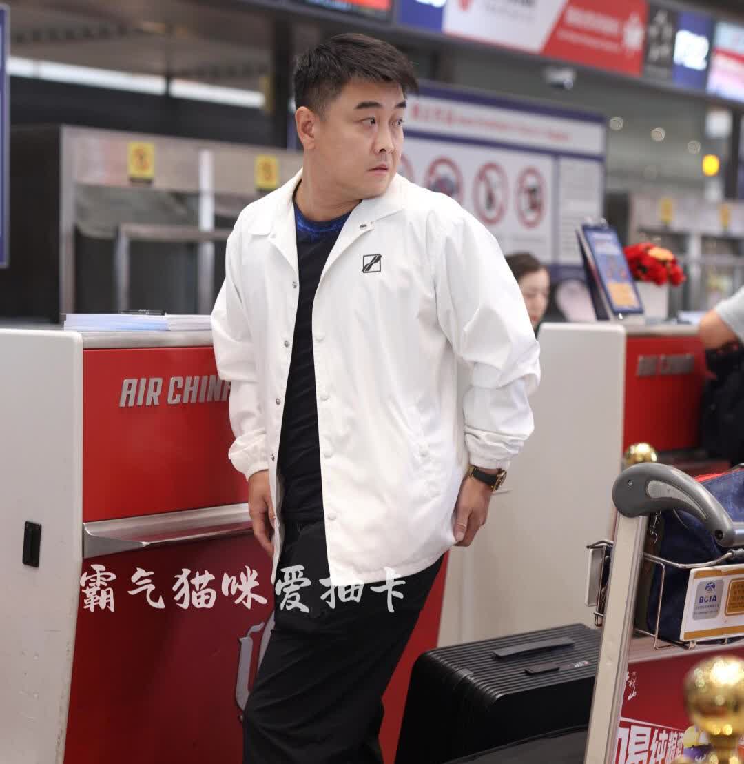 国乒又出发新疆了，王皓白色衣服亮眼！
精气神恢复的真好，乒超活动，开心愉快，不
