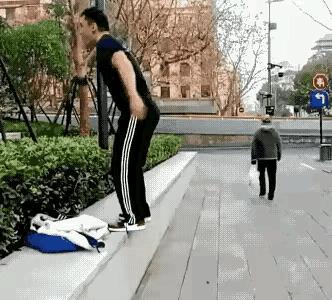 从动图来看，这位脖子应该断了，活着也会严重残疾。
又不是专业人员，为什么要做这样