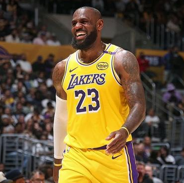 詹姆斯缺席，湖人不敌篮网，NBA常规赛湖人客场挑战篮网，这场比赛詹姆斯因伤缺席，