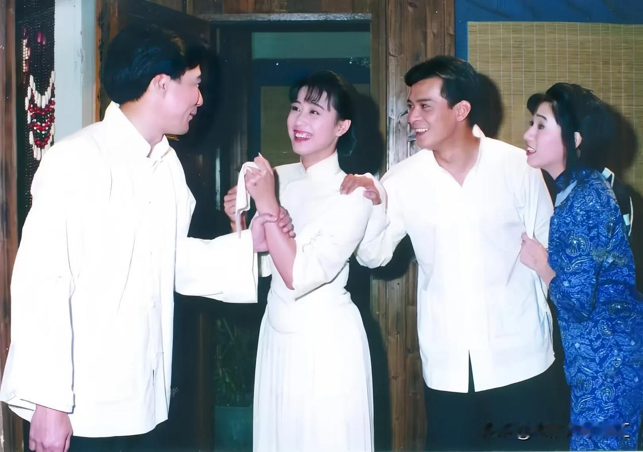 照片里的四位明星如今只剩黄日华在世，其他三位已经故去 人生如白驹过隙，当我们看到