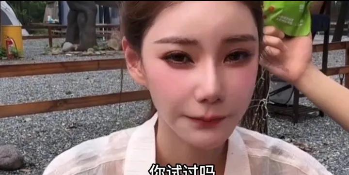 马晓梅直播时被嘲讽“不会怀孕”，她一句“你试过吗”的回应，属实情商堪忧。本来网友