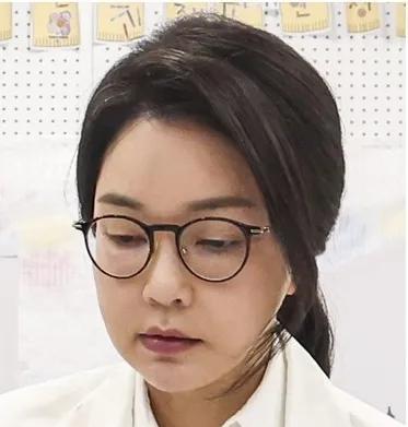 金姐后天就要进牢里了！她现在最担心的是什么？资产还是毁容？我们看看三个月牢里的金