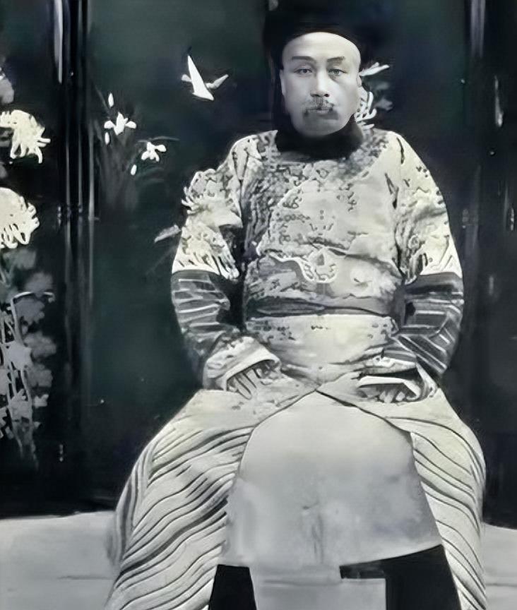 袁世凯，大家也喜欢叫他袁大头，这是他的真实相貌，五官端正，气宇轩昂，一看就是人中