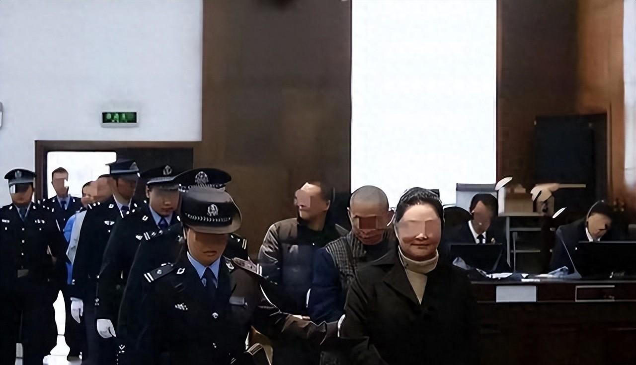 山村姑娘汪利娟，从流水线到昆明赌场女王，两年卷走800万。



出身贫寒的汪利