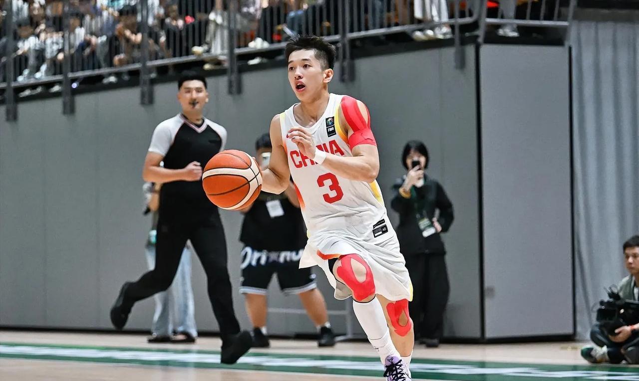 中国U19男篮被法国男篮掀翻，此役两位后场指挥官杨溢和朱正失误连连，杨溢4次失误