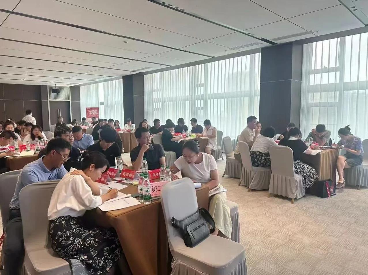 也是出息了[笑哭]一个月薪6000的hr,居然去面试人家年薪80w+的候选人[捂