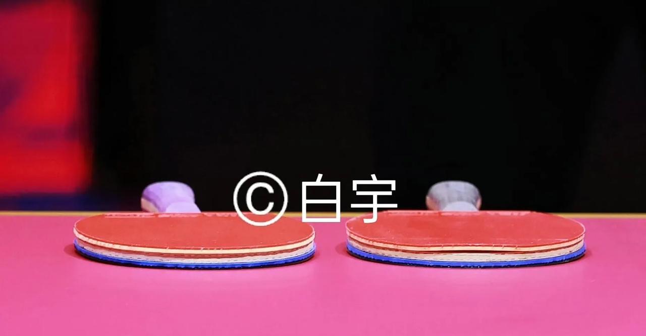 王楚钦再次被换球拍，巴黎奥运会也是球拍被踩断了，当时说是影响发挥了。
这次参加大