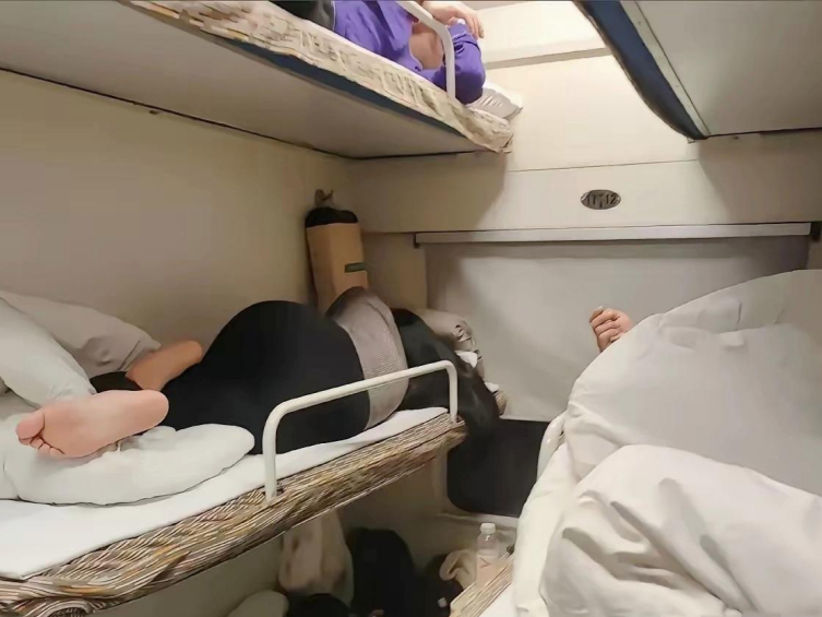 火车上的小姐姐睡的太熟了，我在火车上就无法睡的安稳。