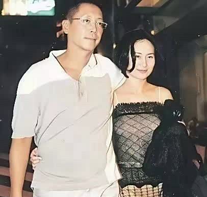 许晋亨更爱谁，看照片最直观！
第一张图是许晋亨跟前妻何超琼逛夜市，既不帮她拎包