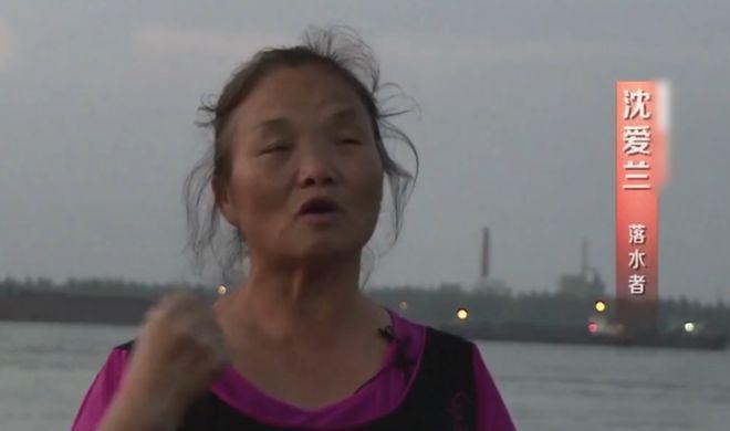 2014年，57岁大妈喝了8两酒后去长江游泳，不料却在水中睡着了，10个小时后从