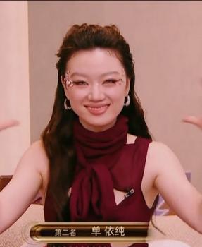 艾莉西亚高音破了两次，这种水平也能第一吗？虽然我承认她舞台表现力很好，跟迪士尼公