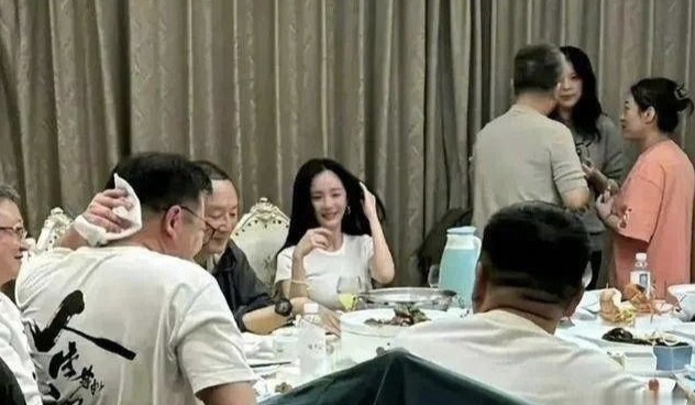 明星私下聚餐被拍，原来私下都是素颜状态。看来镜头前光鲜亮丽的他们，私下也和普通人
