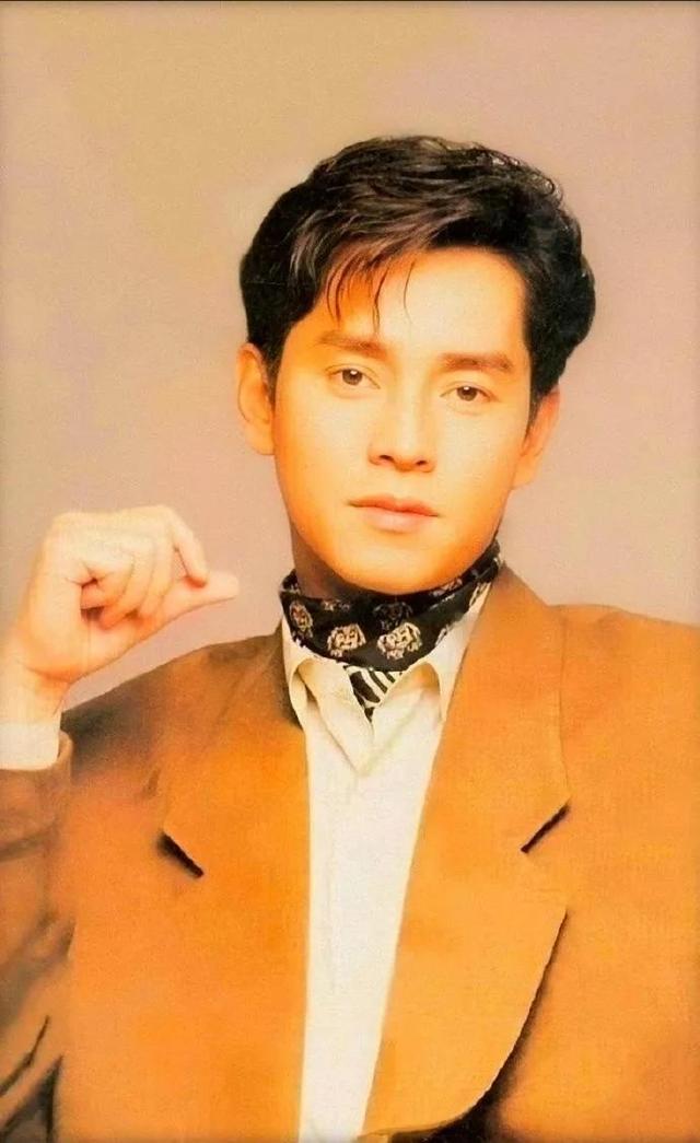 1996年，丁克的谭咏麟突然对妻子杨洁薇说；“我把十亿家产都给你，我要让儿子回家