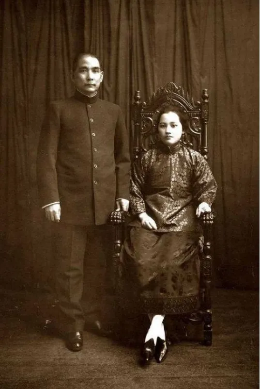 1915年，宋庆龄和大27岁的孙中山“私奔”。父亲宋嘉树得知消息后，盛怒之下大骂