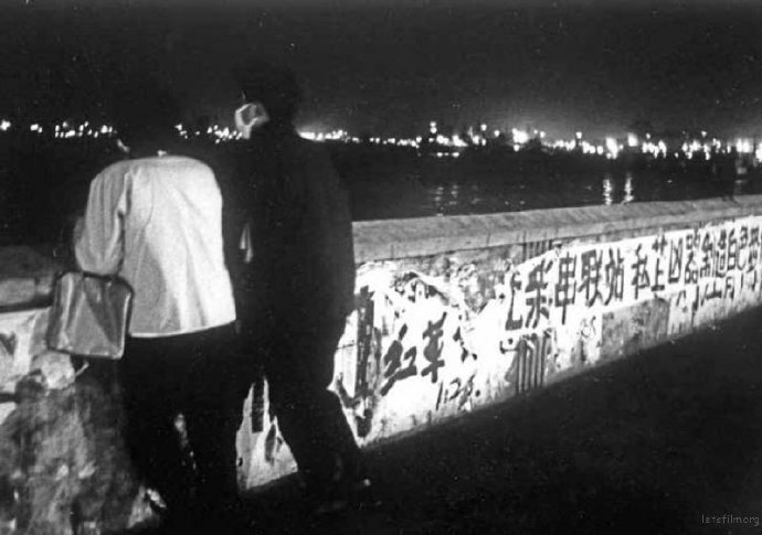 1967年，上海外滩，一对谈恋爱的青年 。