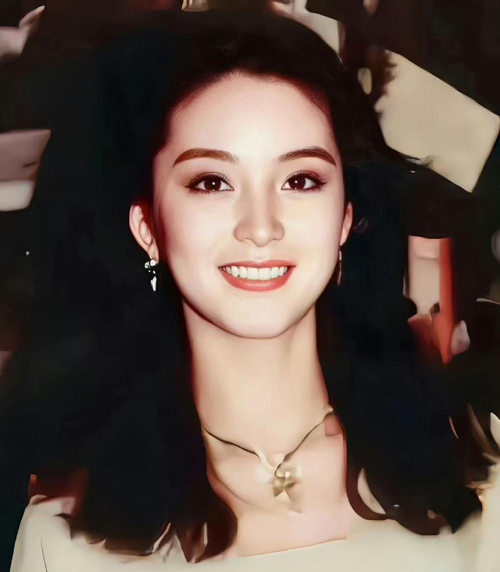 年轻时的林青霞，堪称东方美人的绝佳典范，五官精致立体，气质超凡脱俗，容颜找不到丝