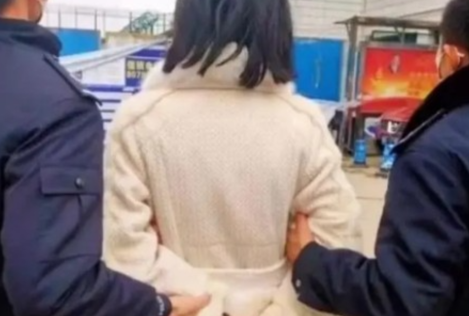 2021年，江西樟树一幼儿园老师被警方逮捕，至此才揭开她隐藏了27年的真实身份，