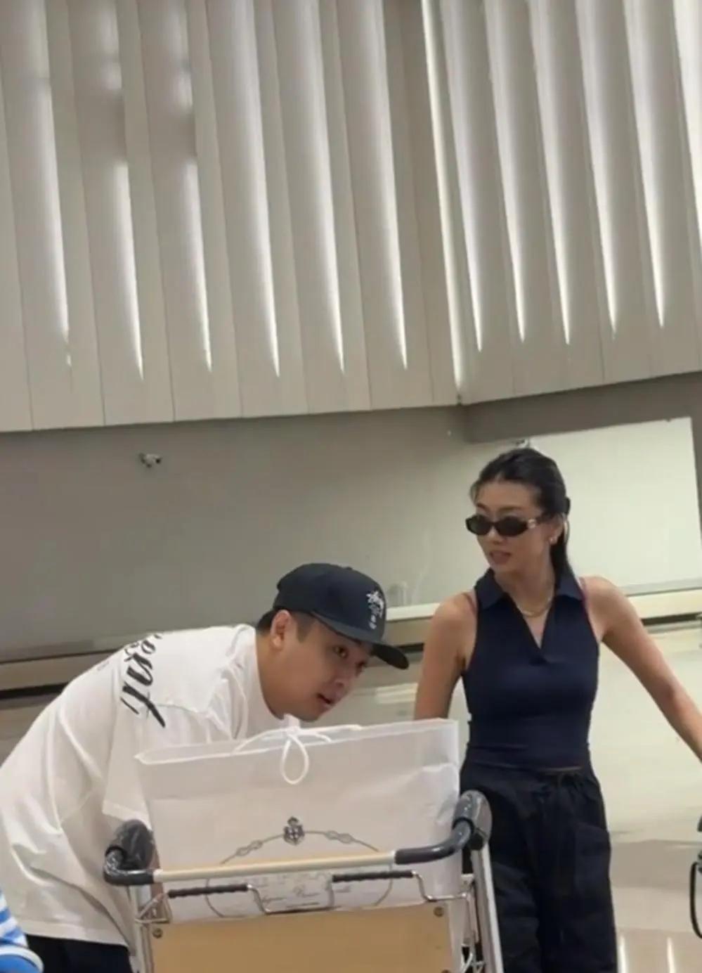 6月23日，网友在上海机场偶遇时尚博主程晓玥与海归老公。作为彩妆造型师的程晓玥，