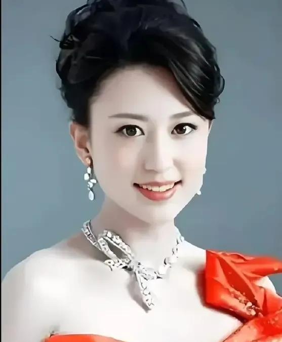 [微风]央视金牌主持人张蕾，以知性优雅的气质与沉稳机敏的台风俘获观众。从《欢乐中