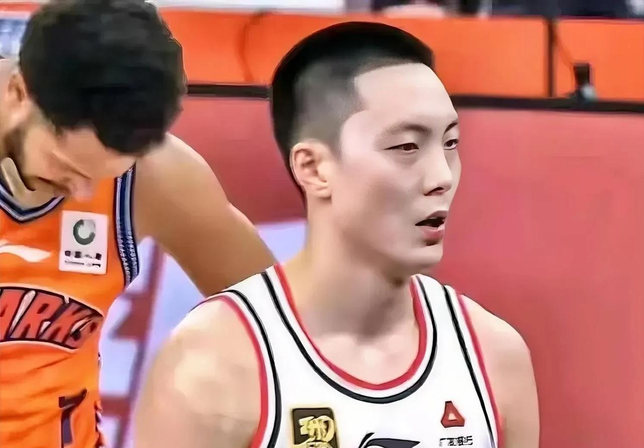 胡明轩和赵睿双双入选国家队，那么问题来了，谁会是新一届国家队的队长呢？谁会首发出