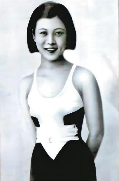 “她是民族英雄。”1934年，杨秀琼在游泳比赛上，战胜了日本选手，赢得国人交口称