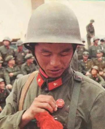 1986年4月解放军战士邢志强上211高地之前，军长请他吃饭给他送行，师长将自己