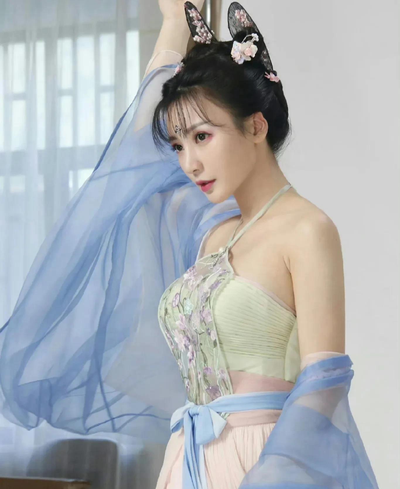 杨贵妃一角，柳岩败在资源和背景上了。
成年人的世界就是这么残酷，不怪大鹏上赶着贴