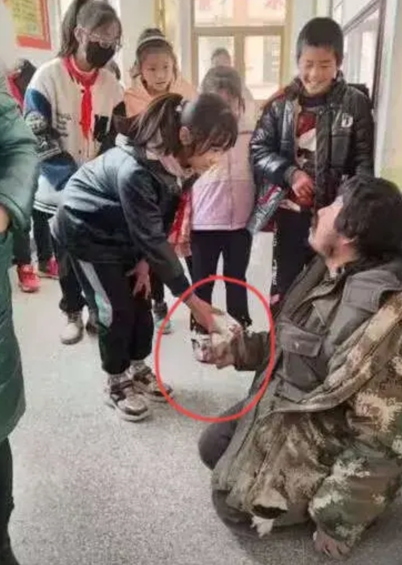 胡雷对资助的小女孩一家都无语了。

他本以为每月给钱就能各自安好了，没想到在他的