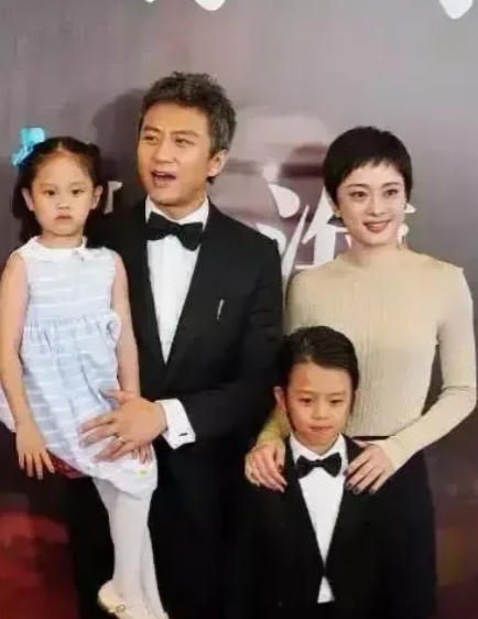 有一次，孙俪带女儿小花出镜，却遭到网友的调侃：孩子相貌平平，没有星二代的气质，孙