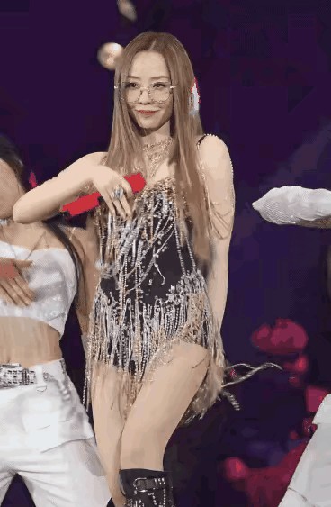 张靓颖最近彻底颠覆了！眼镜配清凉装扭上舞台那次还算新鲜，现在直接奔着“擦边女王”