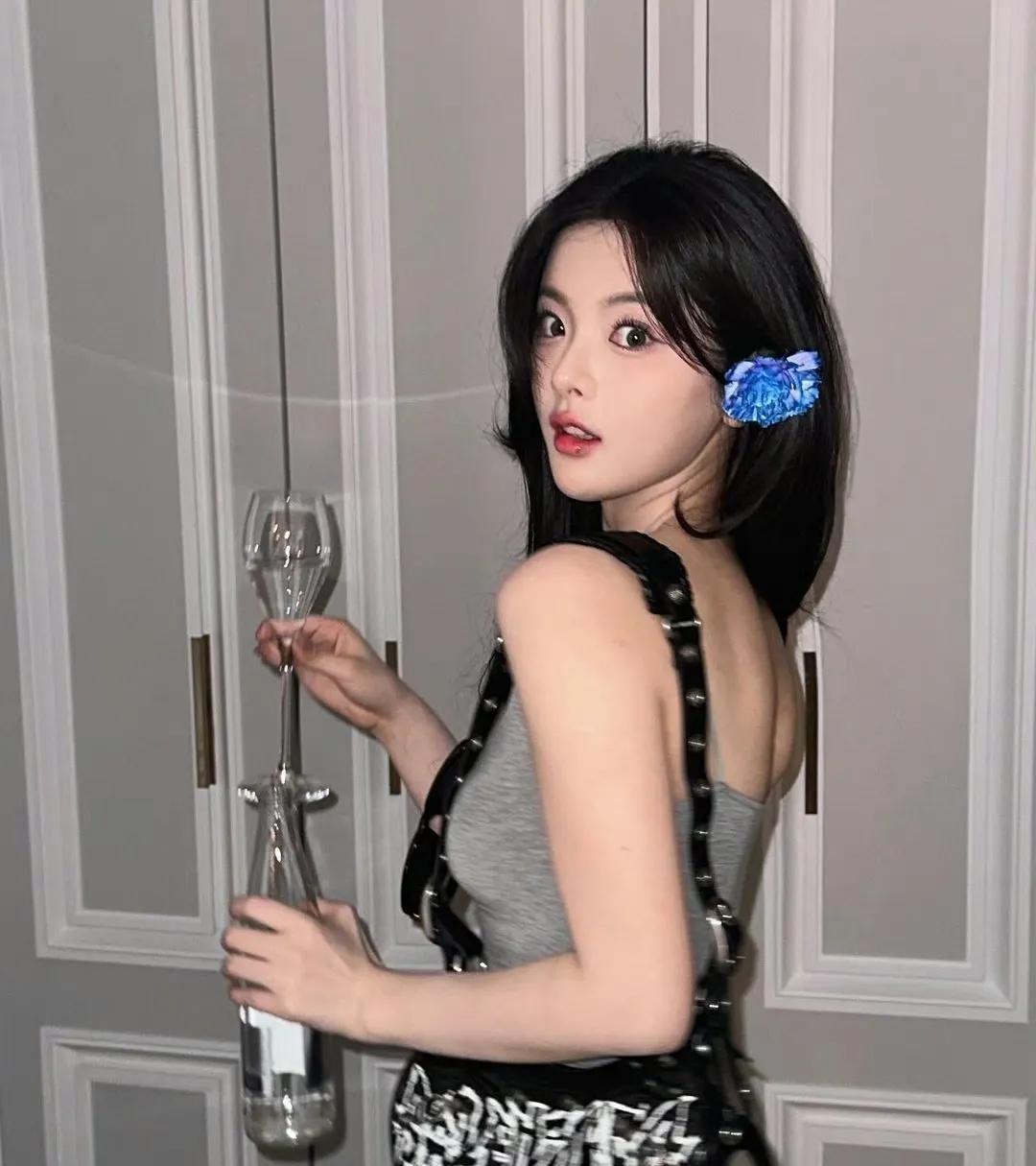 杨超越松弛感满满的居家照
小姐姐这撩头发的动作也太迷人了[爱慕]