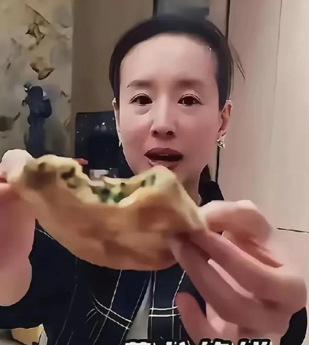 你发现了吗？
董洁很瘦，很好看，就是显得老，面相都变了，嘴巴也凸了，以前年轻时候
