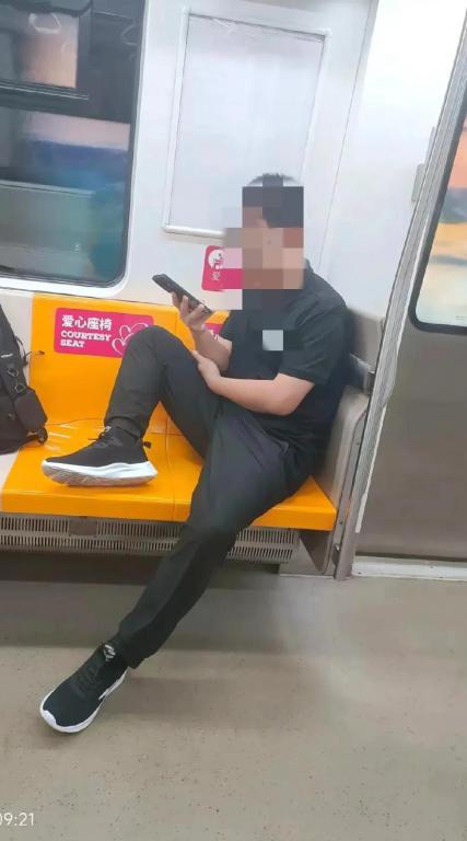 世上根本不是上面什么老人变坏了，是“年轻人变坏了”。  这并非危言耸听，近日在地