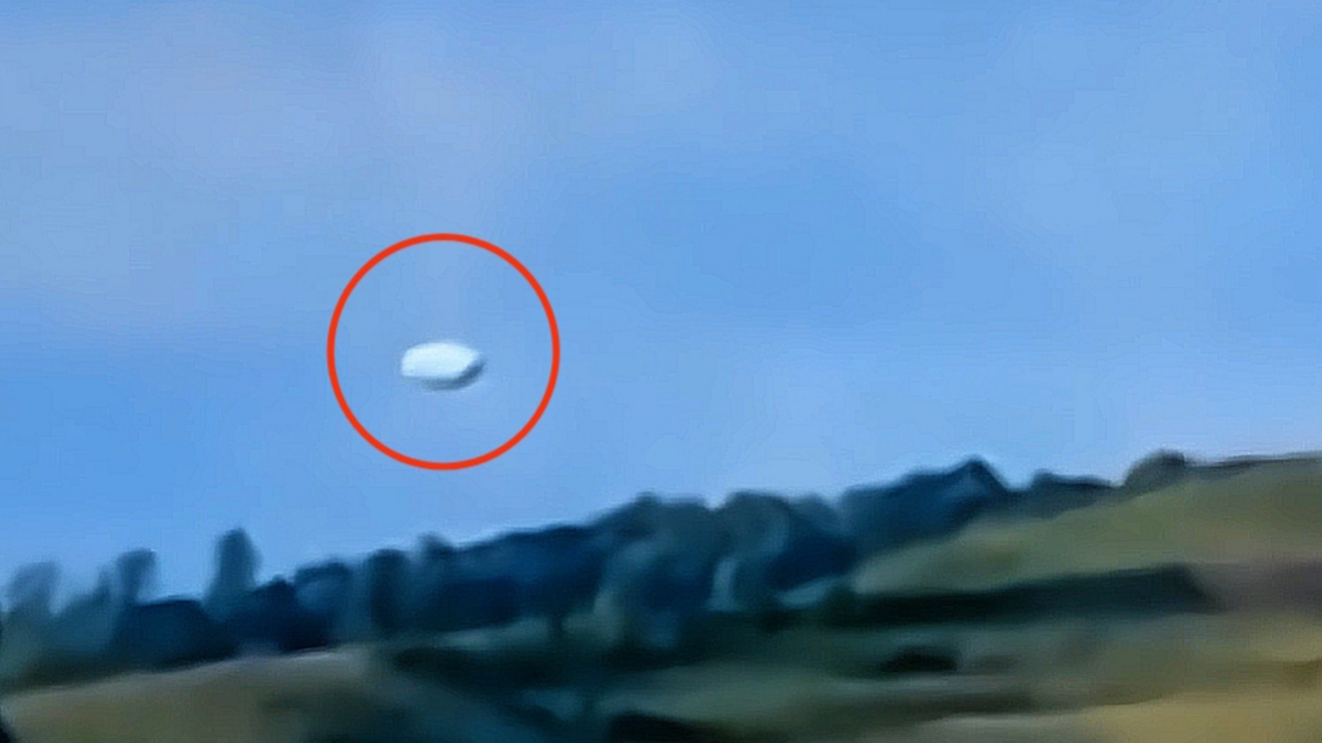 天空惊现整齐红光，是外星人降临还是人类科技在偷偷“演戏”？