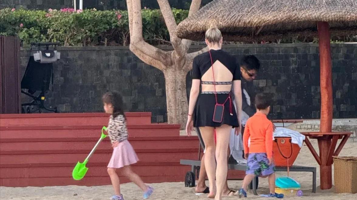 48岁撒贝宁一家三亚度假，老婆李白穿泳装露后背太美，小撒好福气