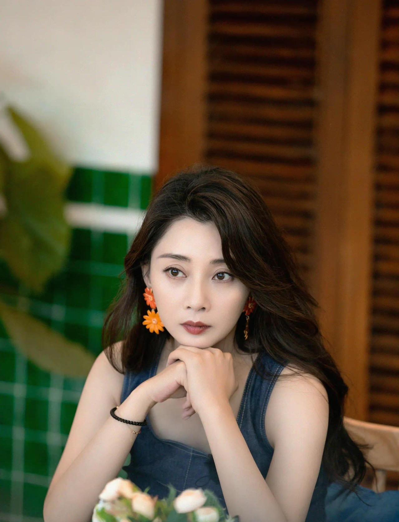 当年，殷桃在富豪孙东海的疯狂追求下，成为了他的女人，没想到孙东海又惦记上了女星李