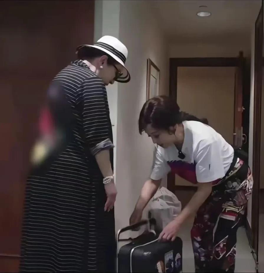 向太离开剧组，只有刘晓庆忙前忙后，向太和刘晓庆很早就认识，对方的人品也是知道，向