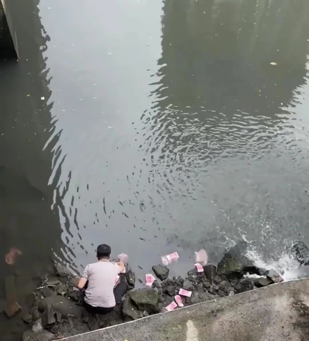 突发：深圳河道惊现大量现金！
 
近日，深圳宝安区新安街道附近河道惊现大量成