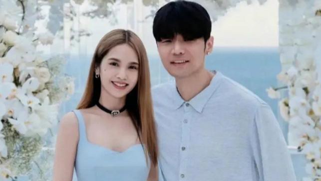 杨丞琳李荣浩现身厦门机场，全程手牵手，杨丞琳扎着小辫子好少女