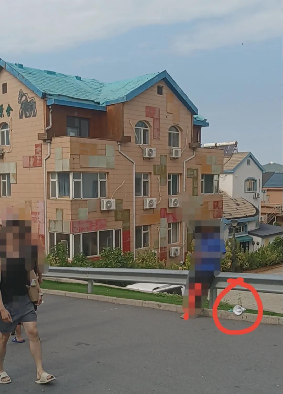 今天在火炬八街听到城管的喇叭里反复在播放一段话“火炬八街收费的是有证拍照，无证是