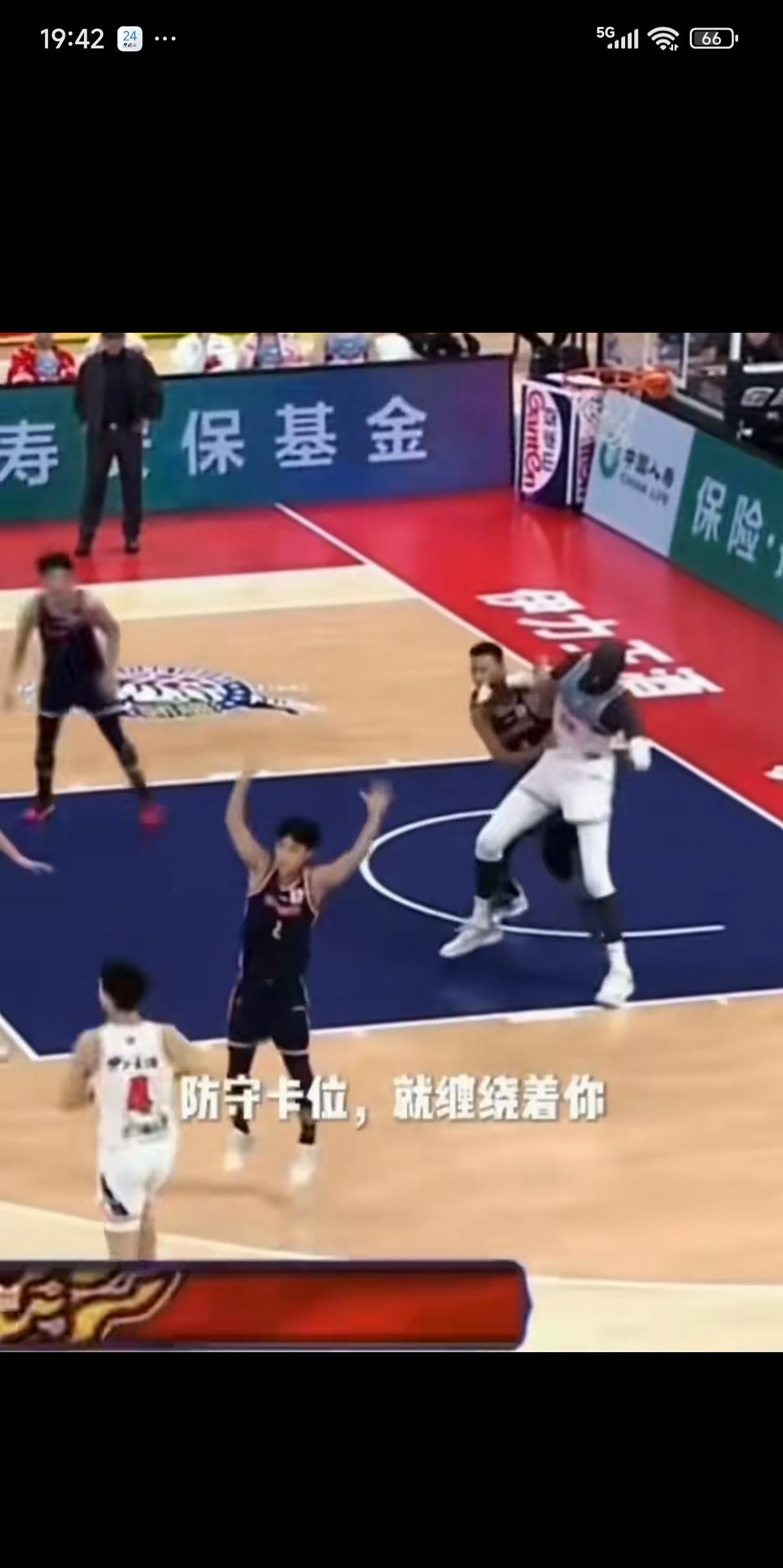每次看了这个视频我就觉得“过瘾”，法尔一只手挡着周琦的防守，直接单手劈扣，一个字