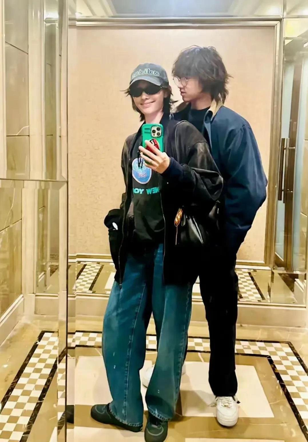 白百合的儿子，一点也不像陈羽凡，?白百合也是基因强大。
这儿子带出去绝对拉风。
