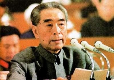 周恩来坐在车里，车刚过动物园十字路口，绿灯才亮了一秒钟就又变回红的，司机猛地踩了