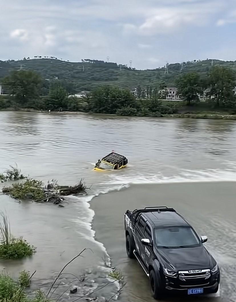 这几天南方大暴雨天气，到处都是泄洪、龙舟水暴涨，但有些人真的是不怕死，竟然还敢玩