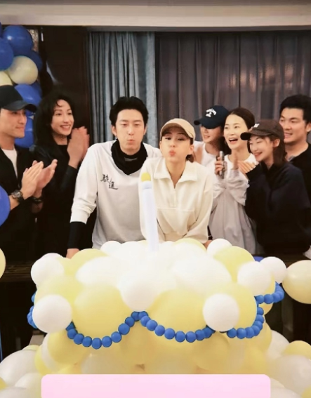 感觉窦骁何超莲结个婚，有太多人为此操碎了心，而且挺难伺候。人家不合体拍照就猜婚变