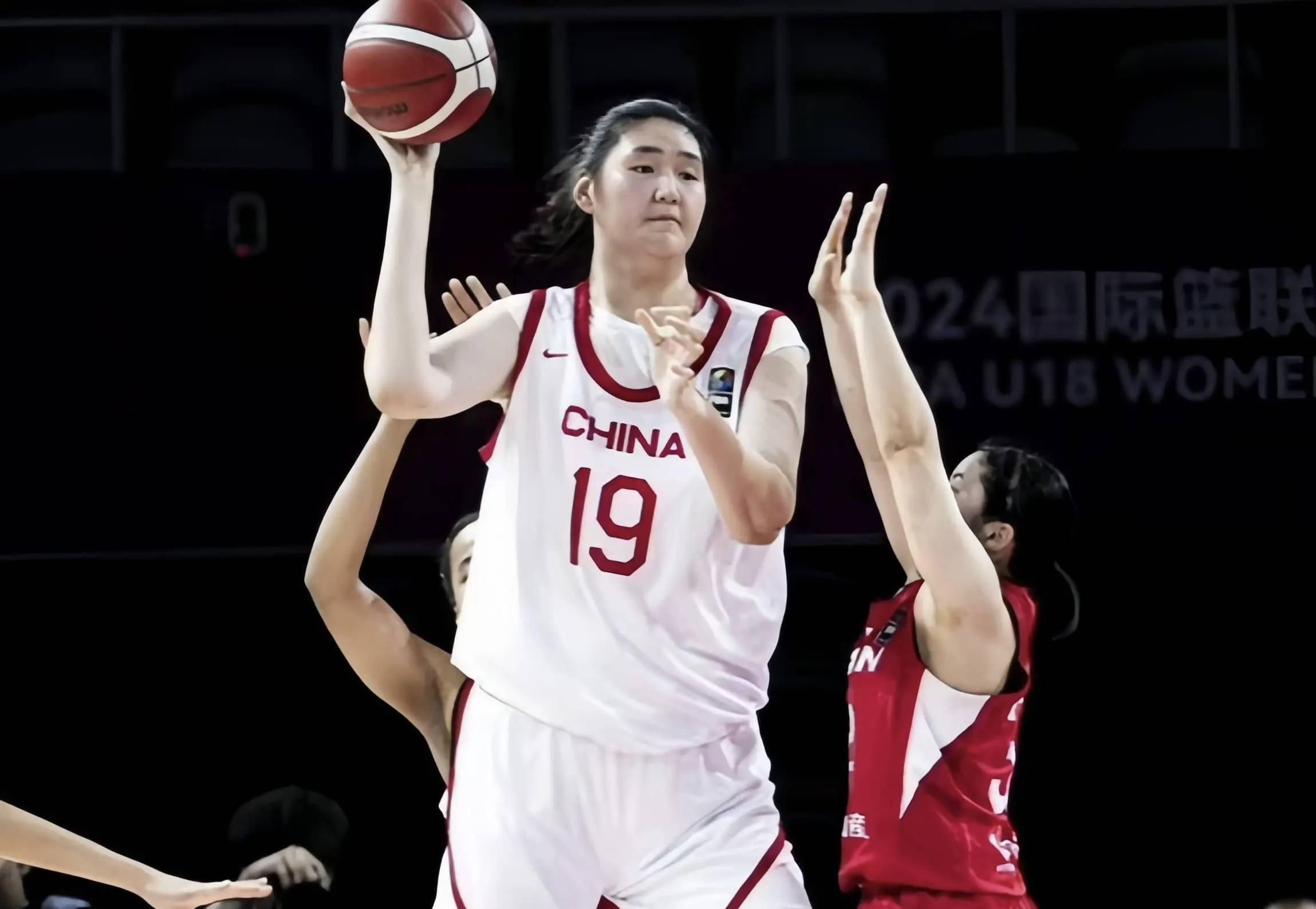 日本女篮出奇招！把张子宇的身高刻在球场墙壁上，时刻警示队员。



这一出人意料