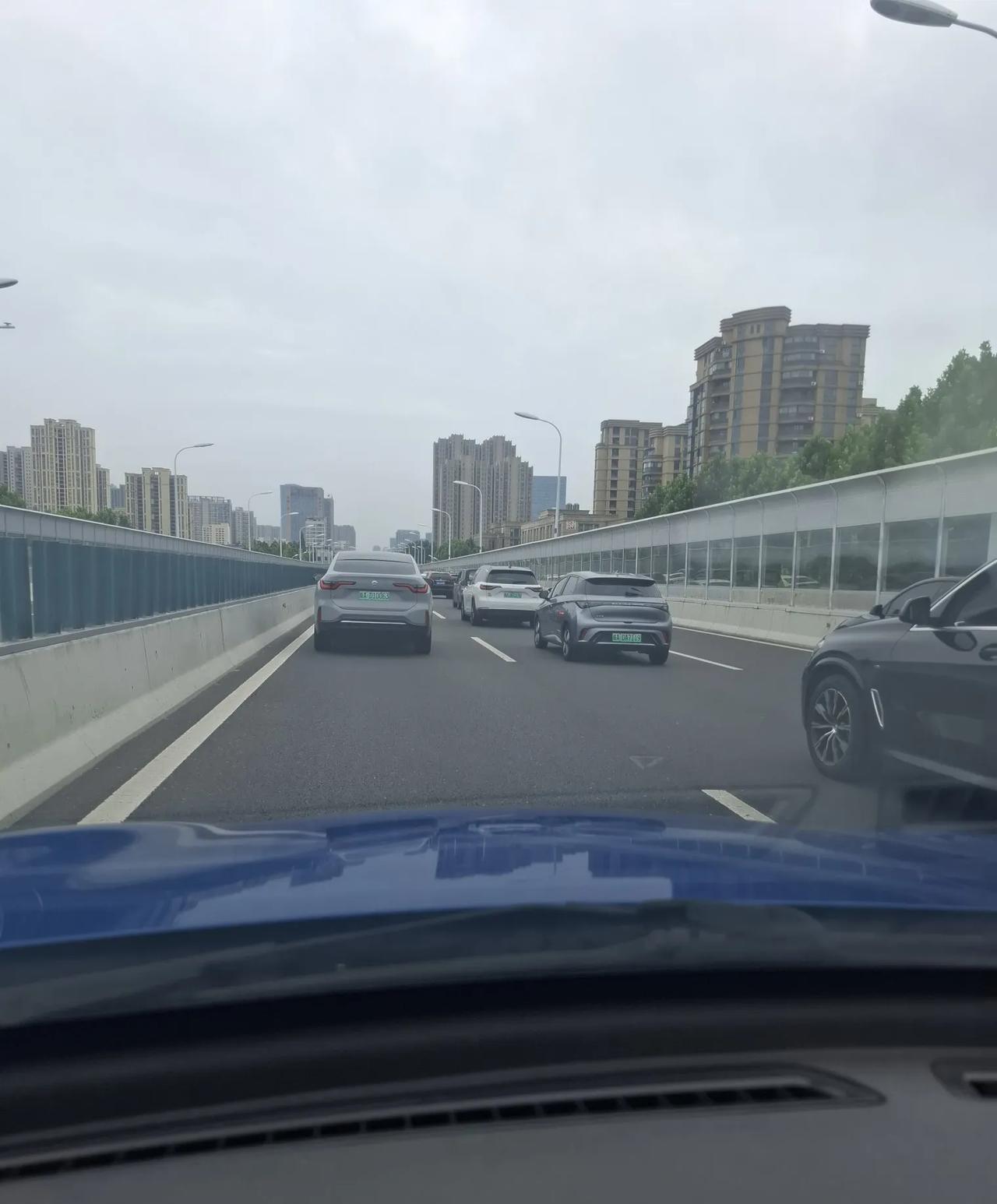 牛马一直在赶路
不停的赶路
马不停蹄
一直向前